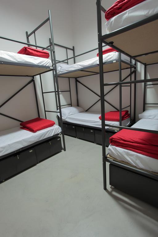 Traveller Box Hostel Sevilla Exteriör bild